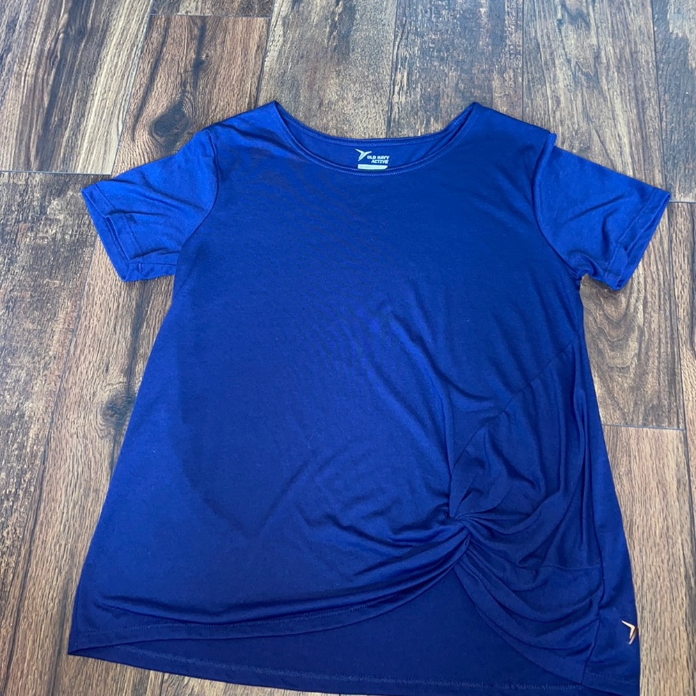 Women’s athletic shirt with twist in front